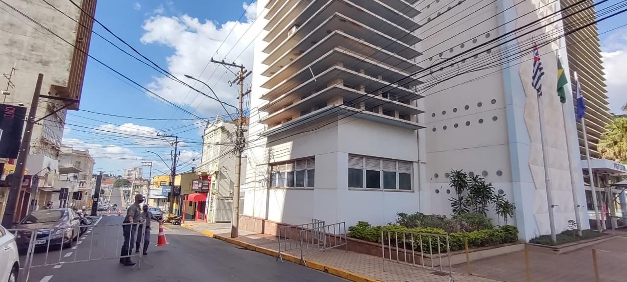 Foto 5 de 16 — Com protesto marcado, rua no entorno da prefeitura é fechada em Araraquara
